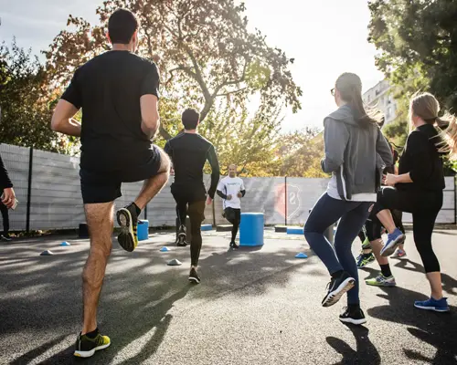 Groep mensen die een warming up doen